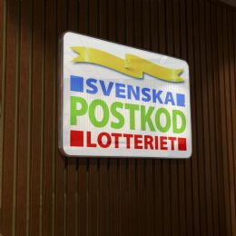 ../media-library_1080x1080/Svensk_postkod_lotteriet_ljuslada_receptionsskylt_10mm_transparent_akrylfront_1.jpg