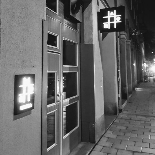 Flaggskylt i svart akryl med LED-belyst upphöjd logotyp - Bild 3