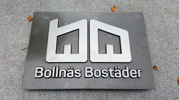 Fastighetsskylt i gjuten aluminium med polerad logotyp - Bild 4