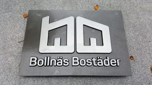 Fastighetsskylt i gjuten aluminium med polerad logotyp - Bild 3