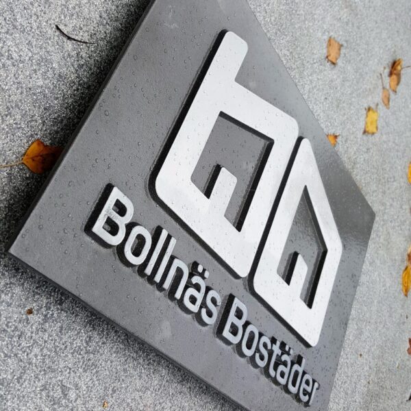 Fastighetsskylt i gjuten aluminium med polerad logotyp