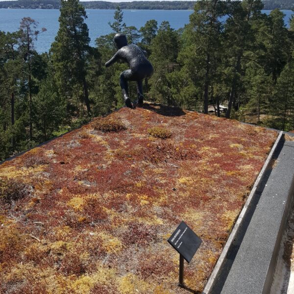 Stolpskylt i svart akryl med graverad vit färgfylld dekor och markspett - Bild 3