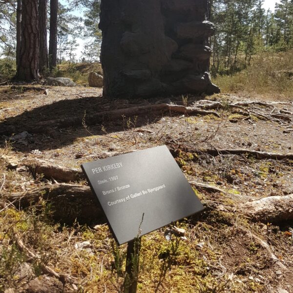 Stolpskylt i svart akryl med graverad vit färgfylld dekor och markspett - Bild 11