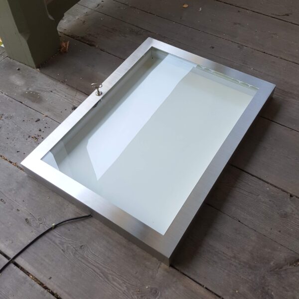Menyskylt med ram i rostfritt stål, inifrån LED-belysning och glasdörr i härdat glas – skyltskåp för tydlig och säker visning - Bild 4