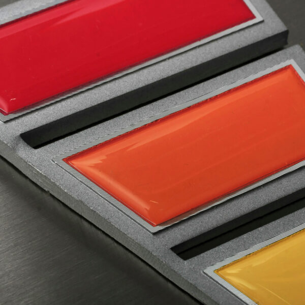 Gjuten Aluminiumskylt – Kilformad, Diamantslipad med Domnade Fält - Bild 4