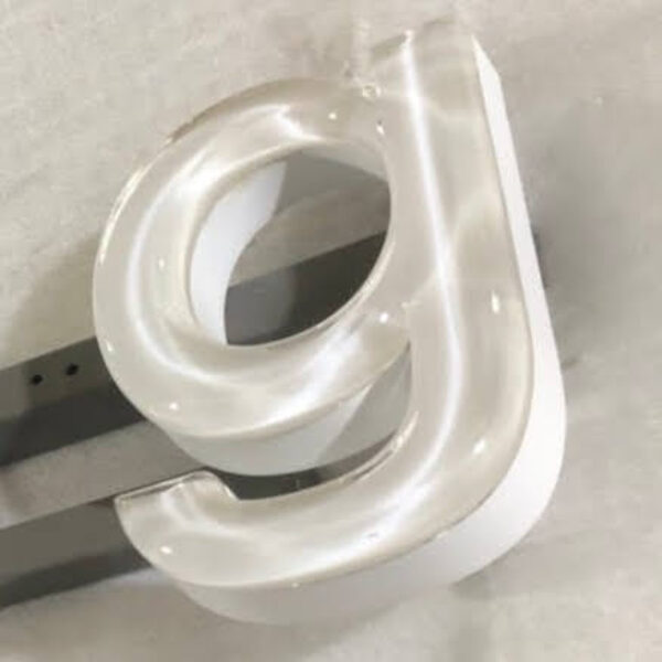 Fasadskylt i vit flexi LED-neon med transparent rundad front och vitlackerad sockel – individuella profilbokstäver med mjukt ljusflöde