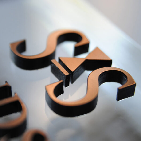 Akrylskylt – Transparent med Svart Profil 00 & Borstad Guldvinyl - Bild 4