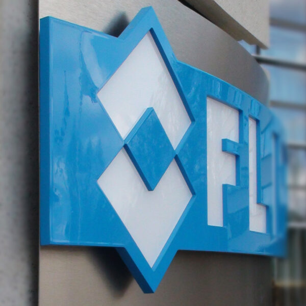 Konvex Fasadskylt med Dekaperad Logotyp – Rostfritt Stål & Akryl - Bild 3