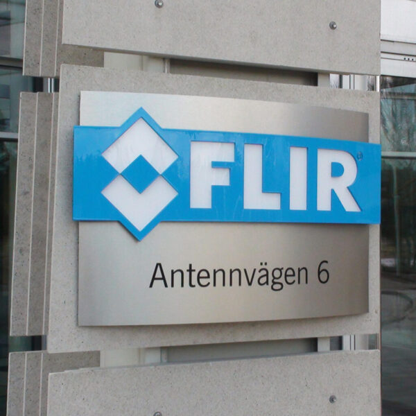 Konvex Fasadskylt med Dekaperad Logotyp – Rostfritt Stål & Akryl