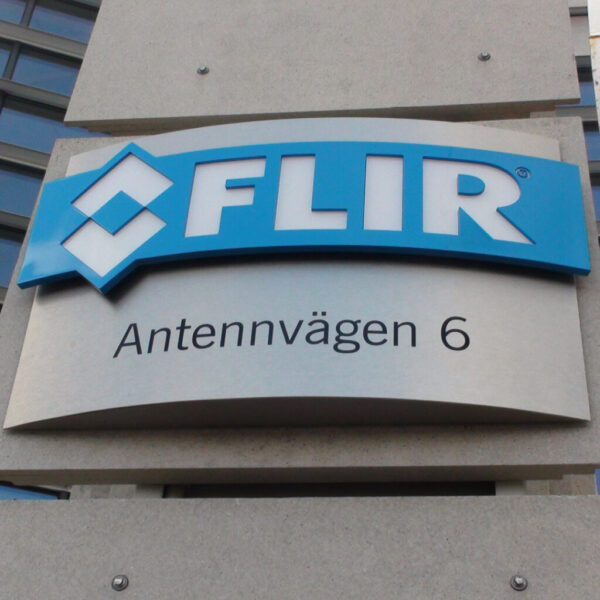 Konvex Fasadskylt med Dekaperad Logotyp – Rostfritt Stål & Akryl
