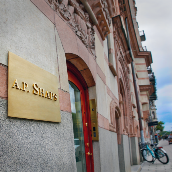 Fasadskylt med guldtäckta bokstäver för AP Shaps – en exklusiv och hållbar lösning som reflekterar varumärkets elegans - Bild 6