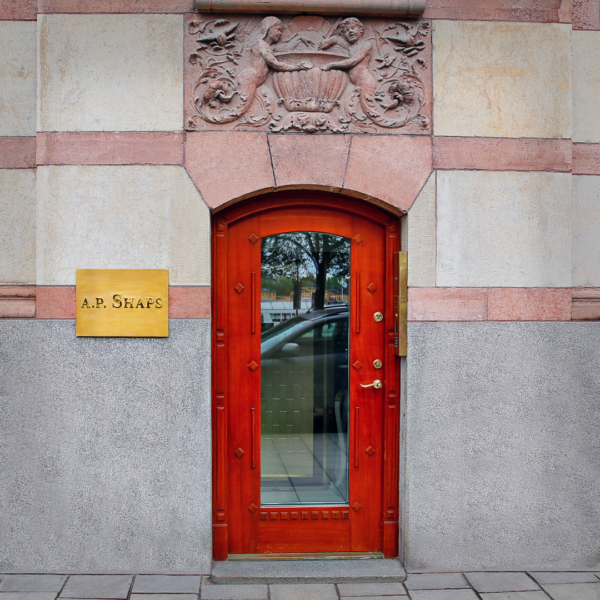 Fasadskylt med guldtäckta bokstäver för AP Shaps – en exklusiv och hållbar lösning som reflekterar varumärkets elegans - Bild 3