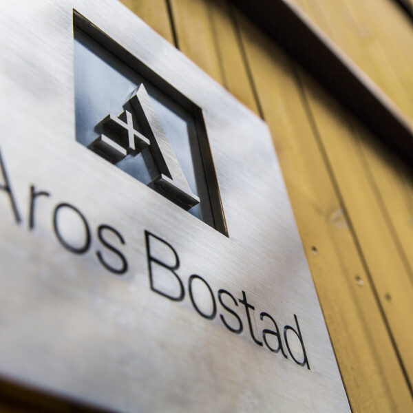 Fastighetsskylt i borstat och polerat rostfritt stål med graverad färgfylld och dekaperad logotyp och text - Bild 4