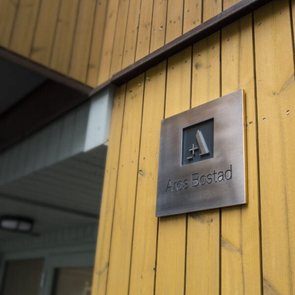 Aros Fastighetsskylt i borstat och polerat rostfritt stål med graverad färgfylld och dekaperad logotyp och text - Bild 4