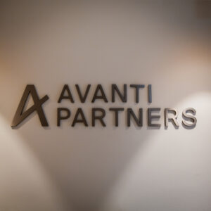 Avanti partner, receptionsskylt, profil 01, svarttitanlegerad borstad finich 1