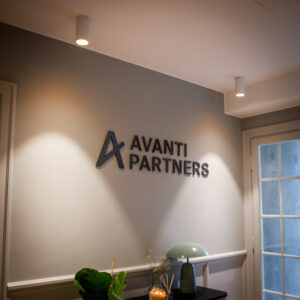 Avanti partner, receptionsskylt, profil 01, svarttitanlegerad borstad finich 3