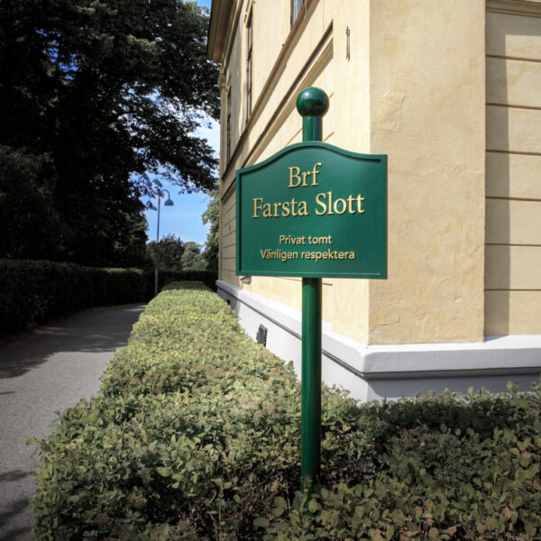 Stolpskylt i grönlackerad gjuten aluminium med guldtitanlegerad text