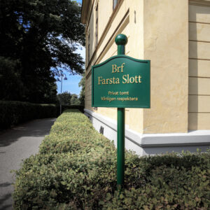 Farsta Slott brf Stolpskylt i grönlackerad gjuten aluminium med guldtitanlegerad text