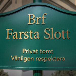 BRF_Farsta_Slott_Stolpskylt_Rostfritt_Stål_Guld_titan_legerat_&_Lackering_Profil_text_2