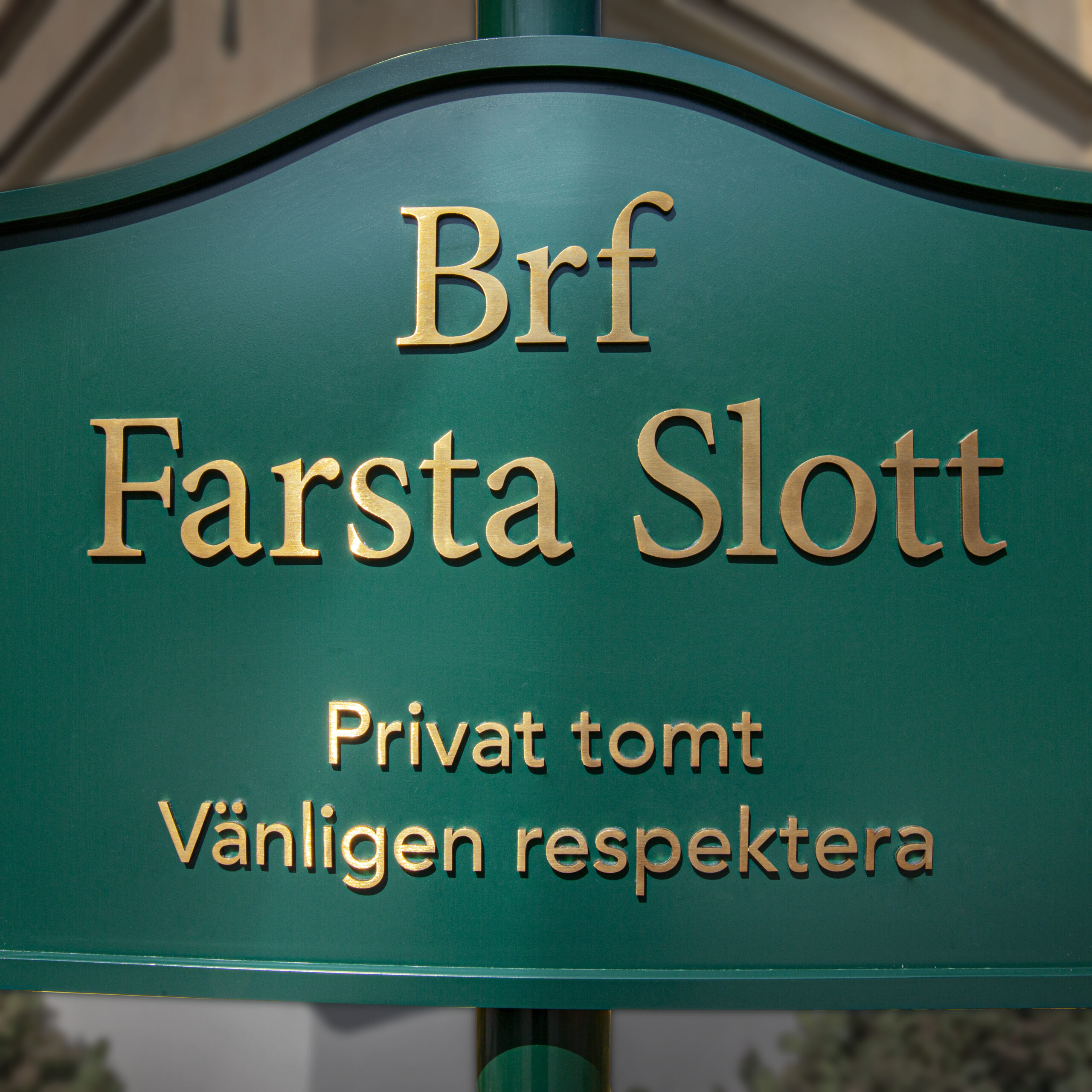 BRF_Farsta_Slott_Stolpskylt_Rostfritt_Stål_Guld_titan_legerat_&_Lackering_Profil_text_2