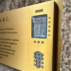 Porttelefonskylt i guldtitanlegerat rostfritt stål med graverad och färgfylld text, anpassad för inkapslad porttelefon