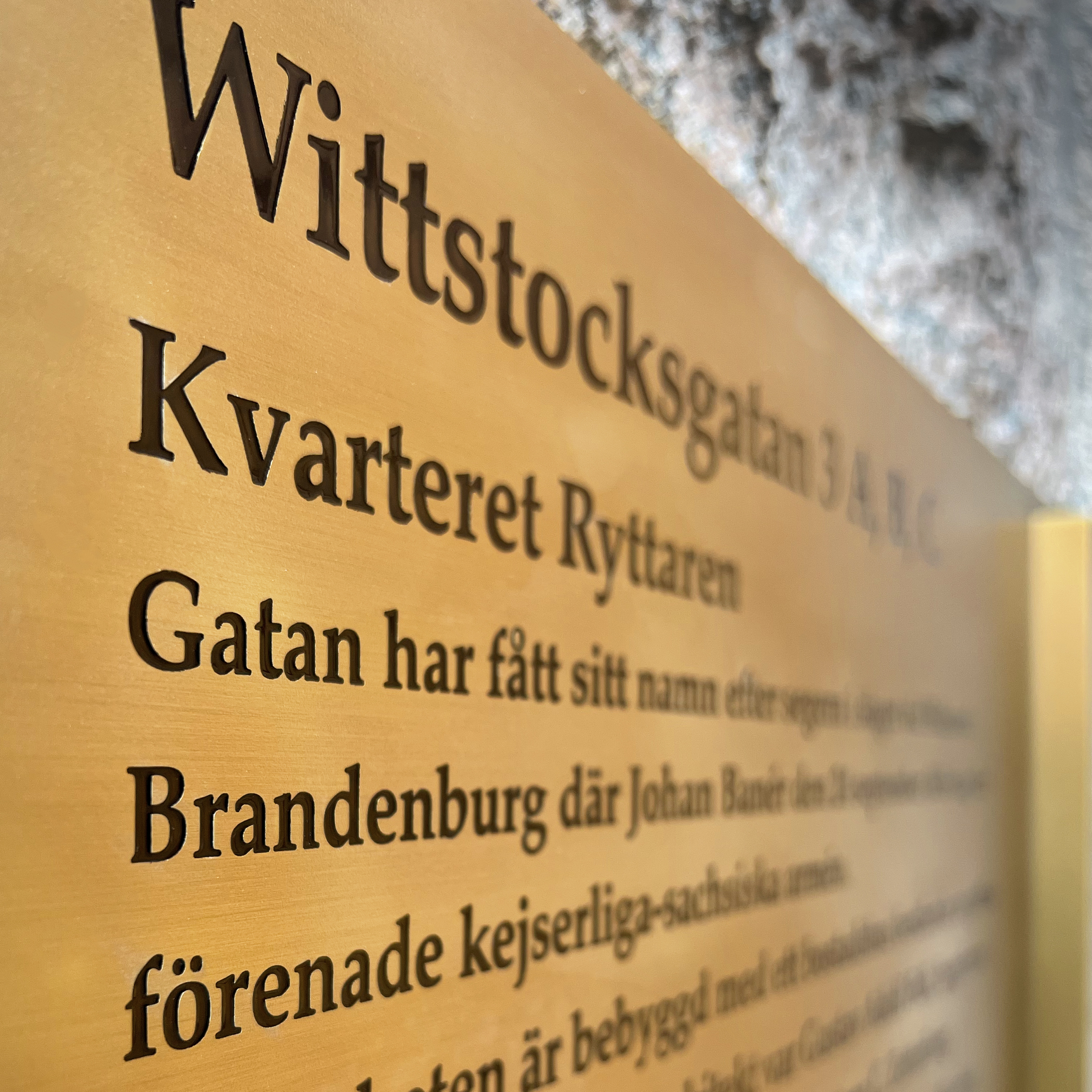 Porttelefonskylt i borstad guldtitanlegering för BRF Ryttaren – en exklusiv och hållbar lösning som reflekterar föreningens stil