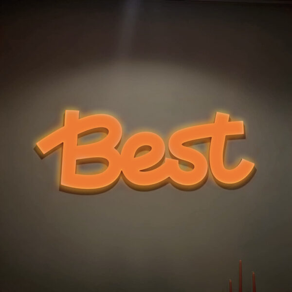 Receptionskylt i 30 mm akryl med svarta kanter, transparent toppskikt med orange translucent vinyl och framifrån LED-belysning - Bild 6