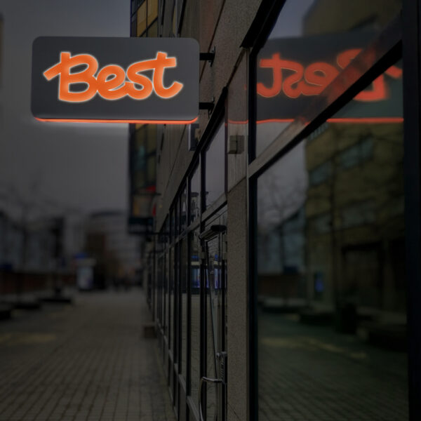 Flaggskylt med orange LED-belyst midja och upphöjda vitbelysta profilbokstäver med translucent orange dekor – tydlig och färgstark ljusskylt - Bild 5