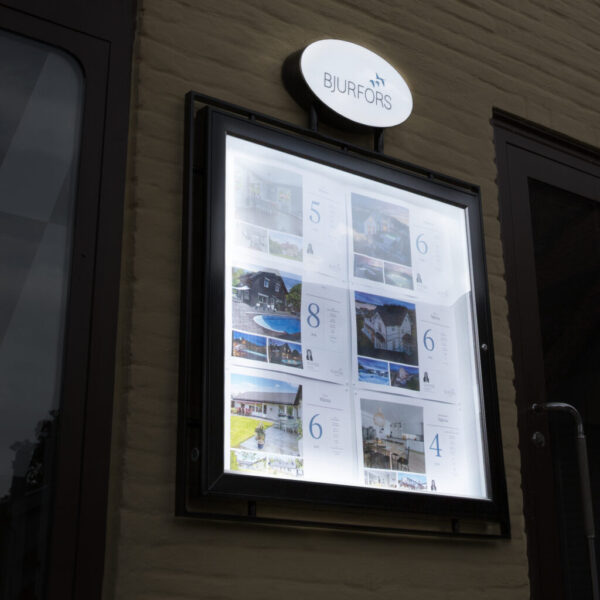 LED-belyst Menyskylt i Rostfri Metall – Retro Informationsskåp i Svartlackad Finish