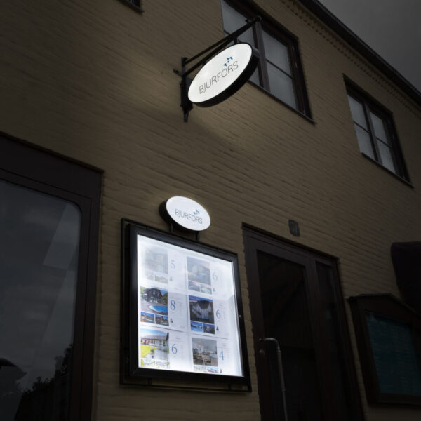 LED-belyst Menyskylt i Rostfri Metall – Retro Informationsskåp i Svartlackad Finish