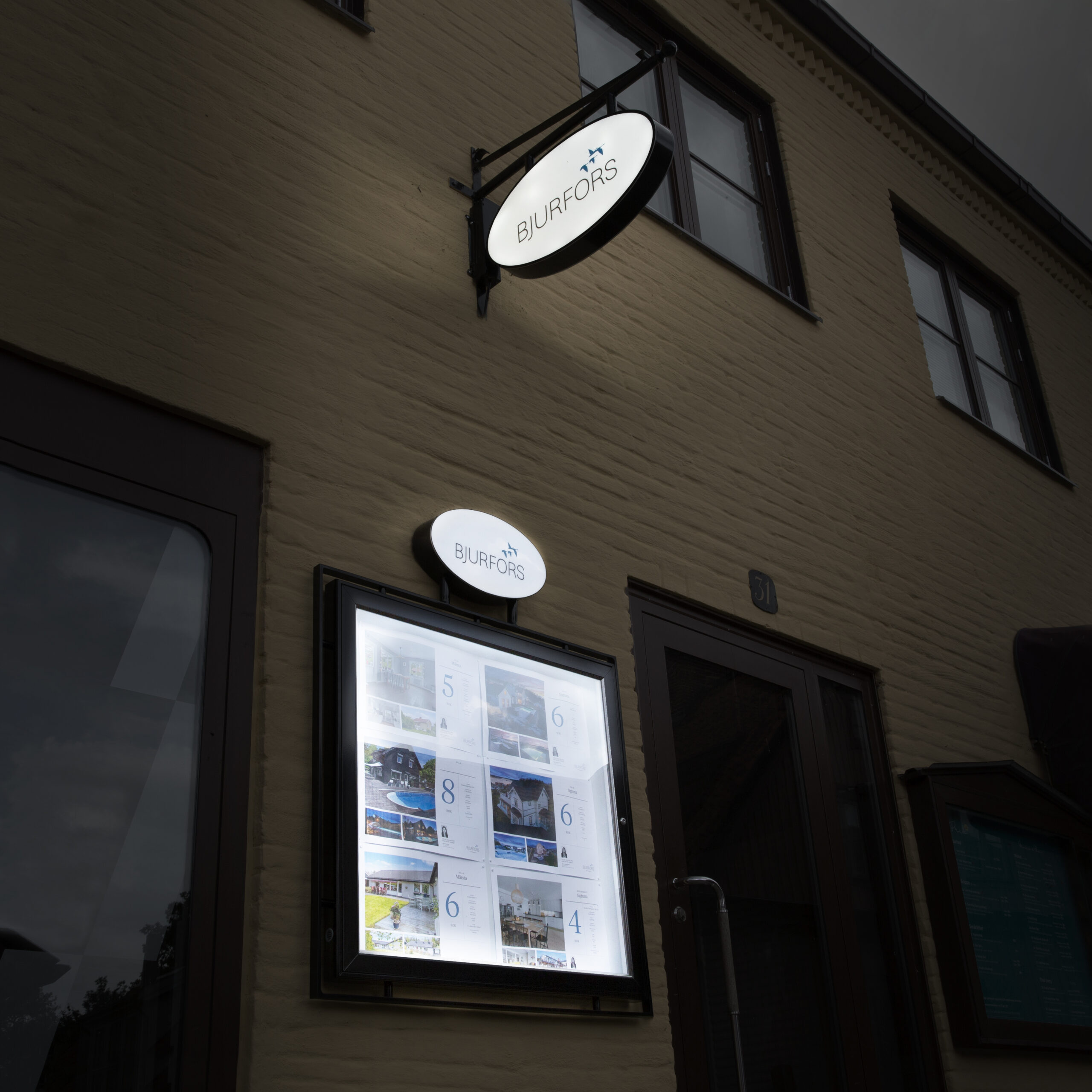 LED-belyst Menyskylt i Rostfri Metall – Retro Informationsskåp i Svartlackad Finish