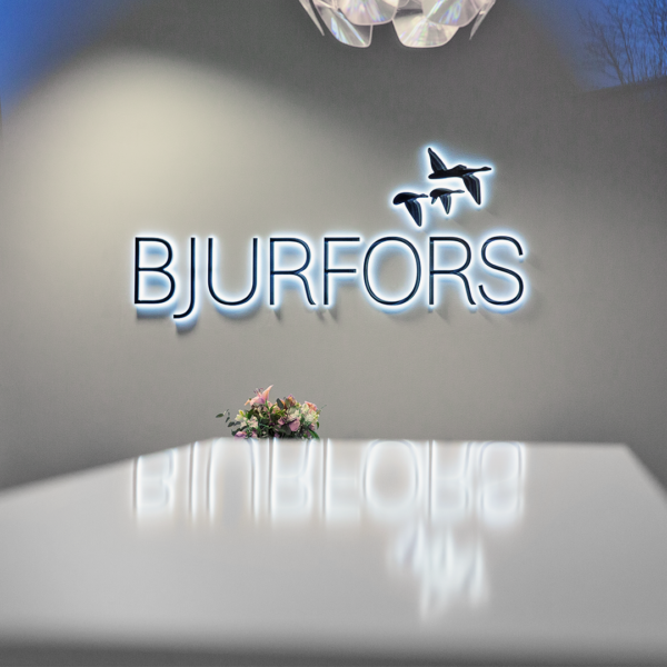 Receptionsskylt i lackerad aluminium och opalvit akryl med LED-belysning - Bild 5