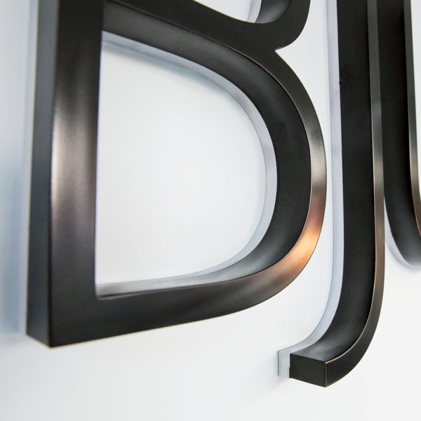 Receptionsskylt i lackerad aluminium och opalvit akryl med LED-belysning - Bild 3