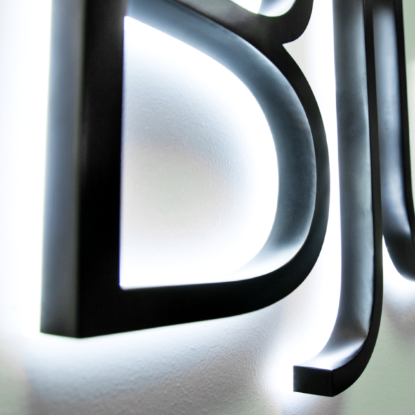 Receptionsskylt i lackerad aluminium och opalvit akryl med LED-belysning