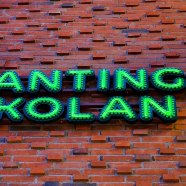 Fasadskylt med individuella profilbokstäver i grön lackerad aluminium, centrerade konturfrästa toppbokstäver och grön LED-neon i rundglansig akryl - Bild 9