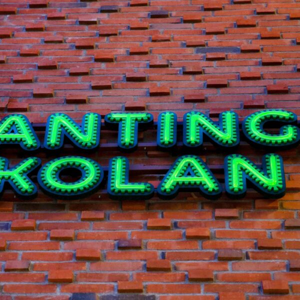 Fasadskylt Brantingsskolan – LED-neon och konturfräst profil - Bild 8