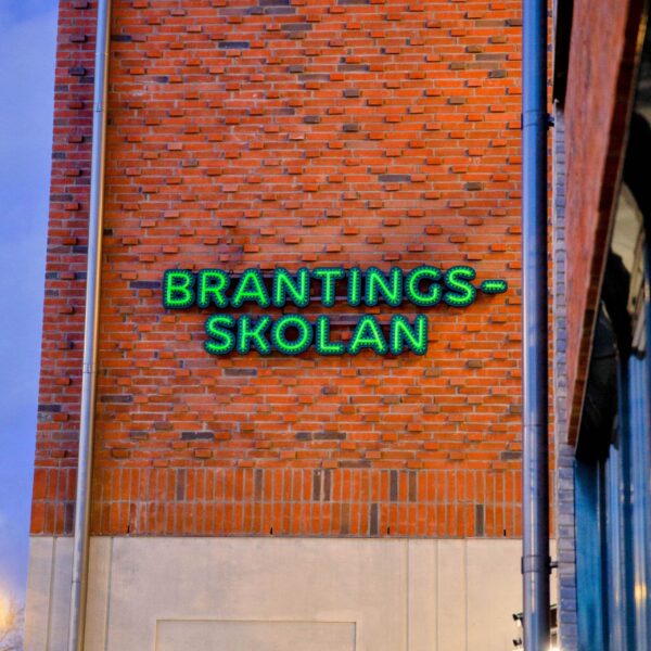 Fasadskylt Brantingsskolan – LED-neon och konturfräst profil - Bild 5