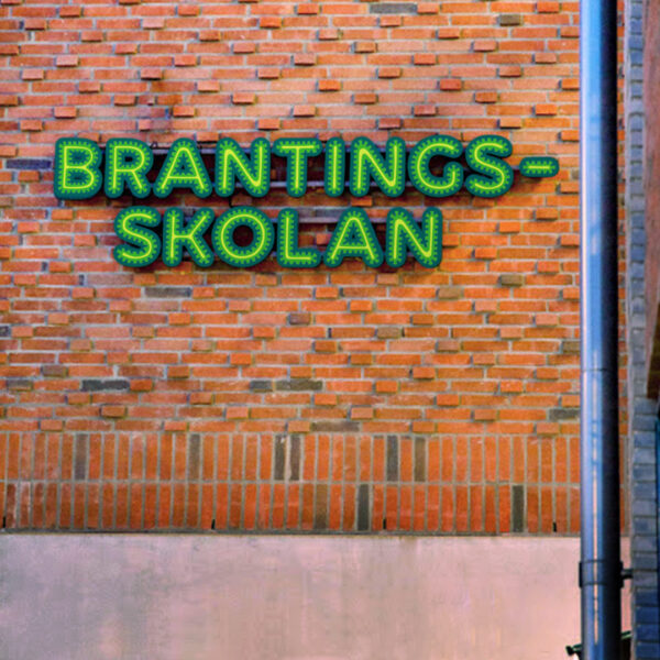 Fasadskylt med individuella profilbokstäver i grön lackerad aluminium, centrerade konturfrästa toppbokstäver och grön LED-neon i rundglansig akryl - Bild 5