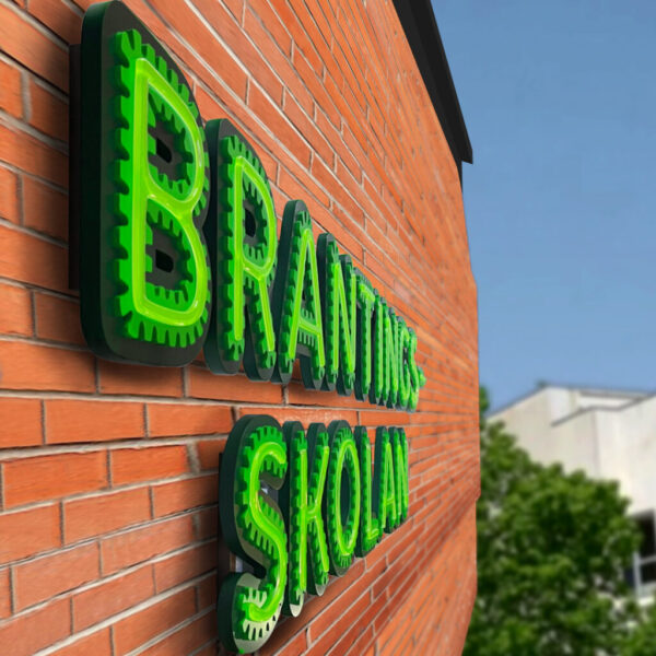 Fasadskylt med individuella profilbokstäver i grön lackerad aluminium, centrerade konturfrästa toppbokstäver och grön LED-neon i rundglansig akryl