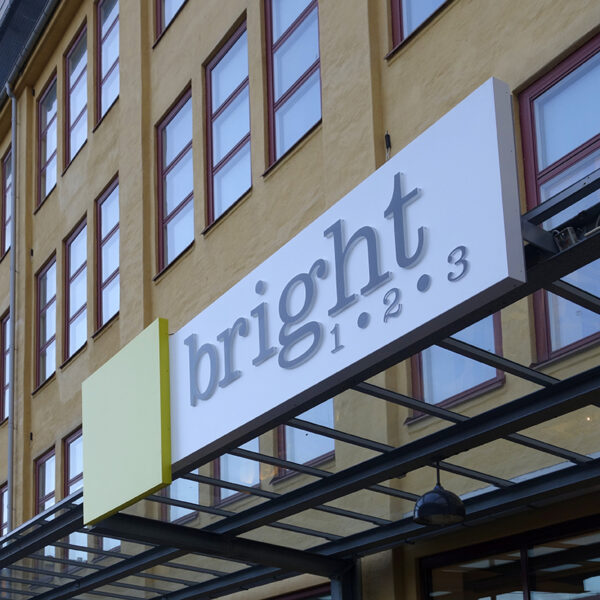 Fasadskylt i lackerad aluminium med LED-belysta upphöjda profilbokstäver monterad på entrétak - Bild 7