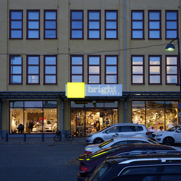 Fasadskylt i lackerad aluminium med LED-belysta upphöjda profilbokstäver monterad på entrétak - Bild 6