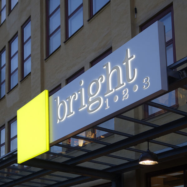Fasadskylt i lackerad aluminium med LED-belysta upphöjda profilbokstäver monterad på entrétak