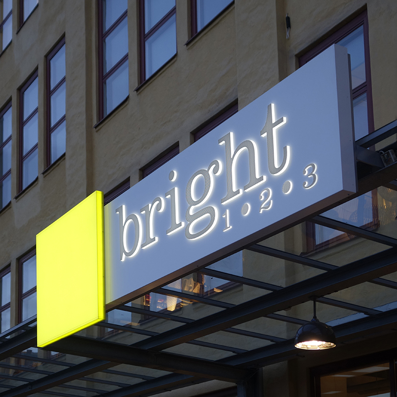 Fasadskylt i lackerad aluminium med LED-belysta upphöjda profilbokstäver monterad på entrétak