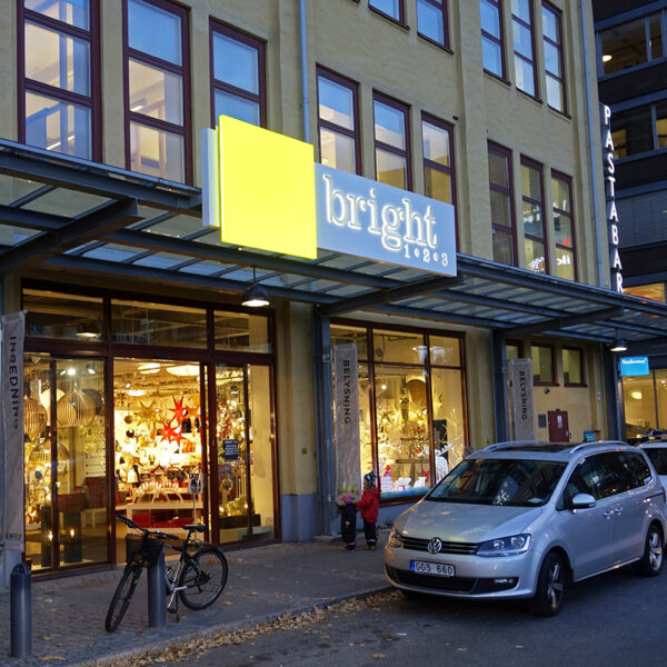 Fasadskylt i lackerad aluminium med LED-belysta upphöjda profilbokstäver monterad på entrétak - Bild 3