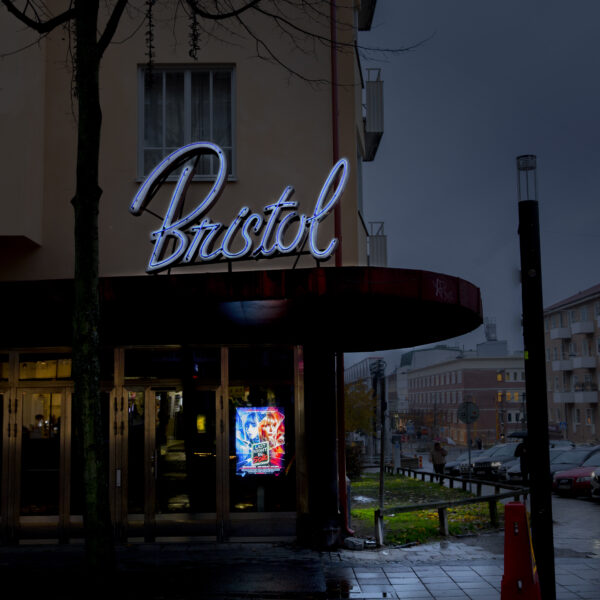 Neonskylt med blå klar glasneon i profilbokstäver monterade på vitlackerad bokstavskropp – takmonterad för hög synlighet - Bild 5