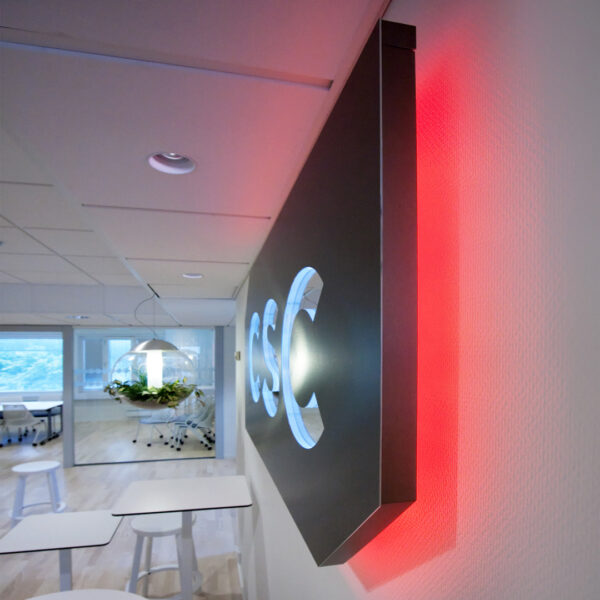 Receptionsskylt i Rostfri Ljuslåda med Röd Bakbelysning & Spegelakryl - Bild 8