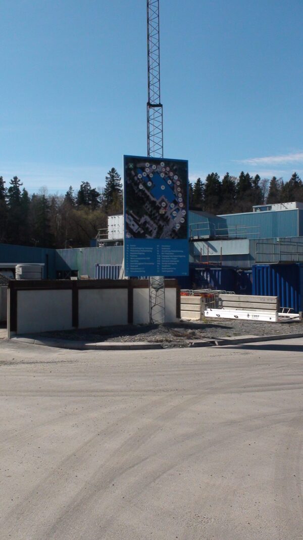 Stockholm Vatten informationsskyltar med digitaltryck på fyrkantsvikt plåt och stolpkonstruktion - Bild 3