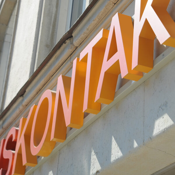 Fasadskylt i lackerad aluminium med LED-belysta profilbokstäver och färgade akrylfronter - Bild 4