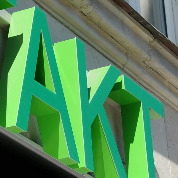 Fasadskylt i lackerad aluminium med LED-belysta profilbokstäver och färgade akrylfronter - Bild 2
