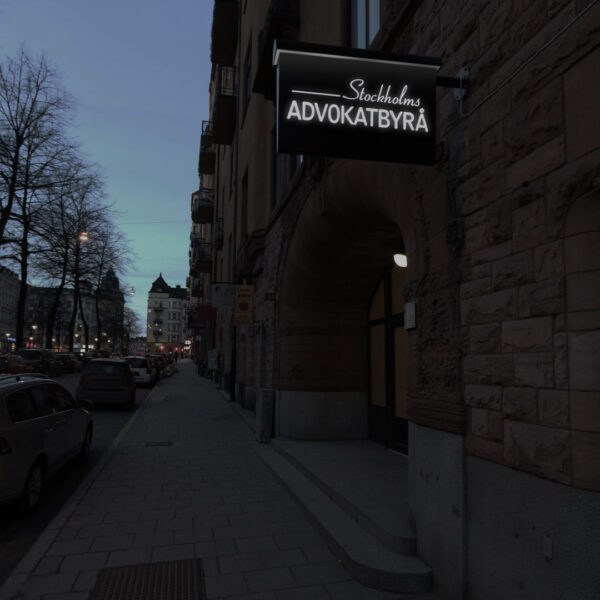 Flaggskylt i svart kilformad lackerad aluminium med ljuskåpa och opalvita LED-belysta profilbokstäver på båda sidor - Bild 3